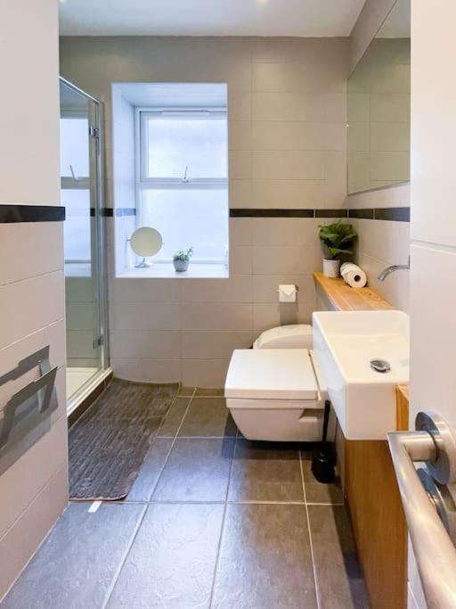 Edge14- Spacious, Stylish And Near The Beach! New Quay Kültér fotó