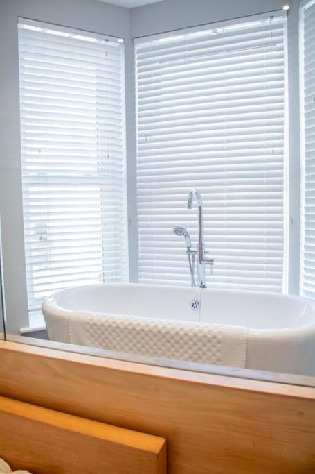 Edge14- Spacious, Stylish And Near The Beach! New Quay Kültér fotó
