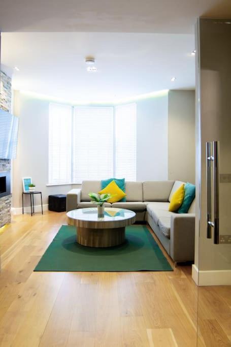 Edge14- Spacious, Stylish And Near The Beach! New Quay Kültér fotó