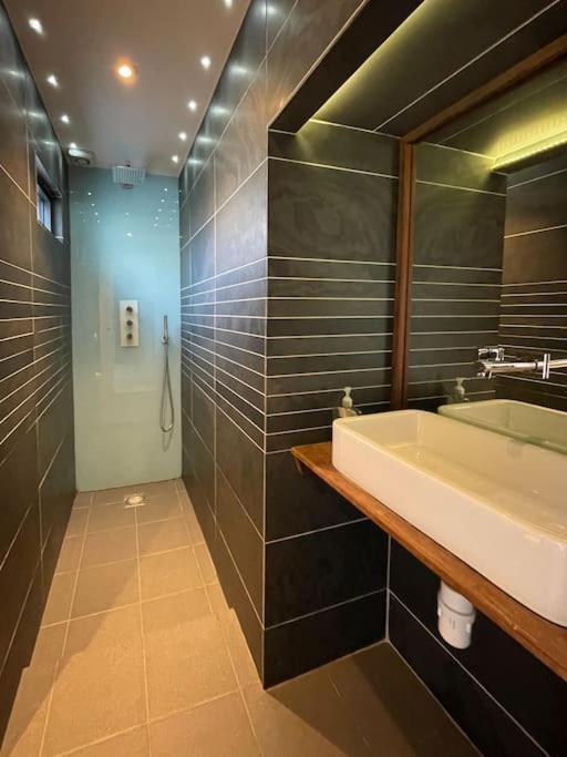Edge14- Spacious, Stylish And Near The Beach! New Quay Kültér fotó