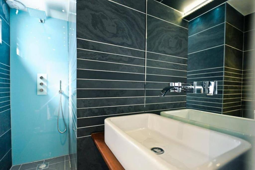 Edge14- Spacious, Stylish And Near The Beach! New Quay Kültér fotó