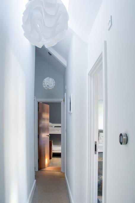 Edge14- Spacious, Stylish And Near The Beach! New Quay Kültér fotó